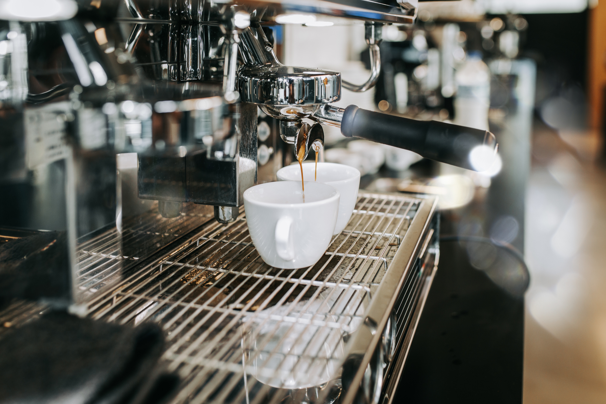 Kvarteret Hållstugan - två kaffekoppar på ett Café